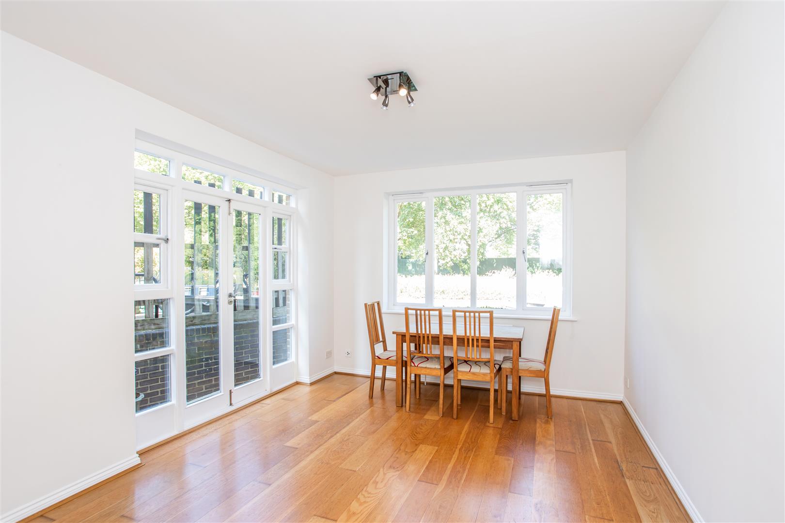 2 bed property in Empire Wharf, Victoria Park